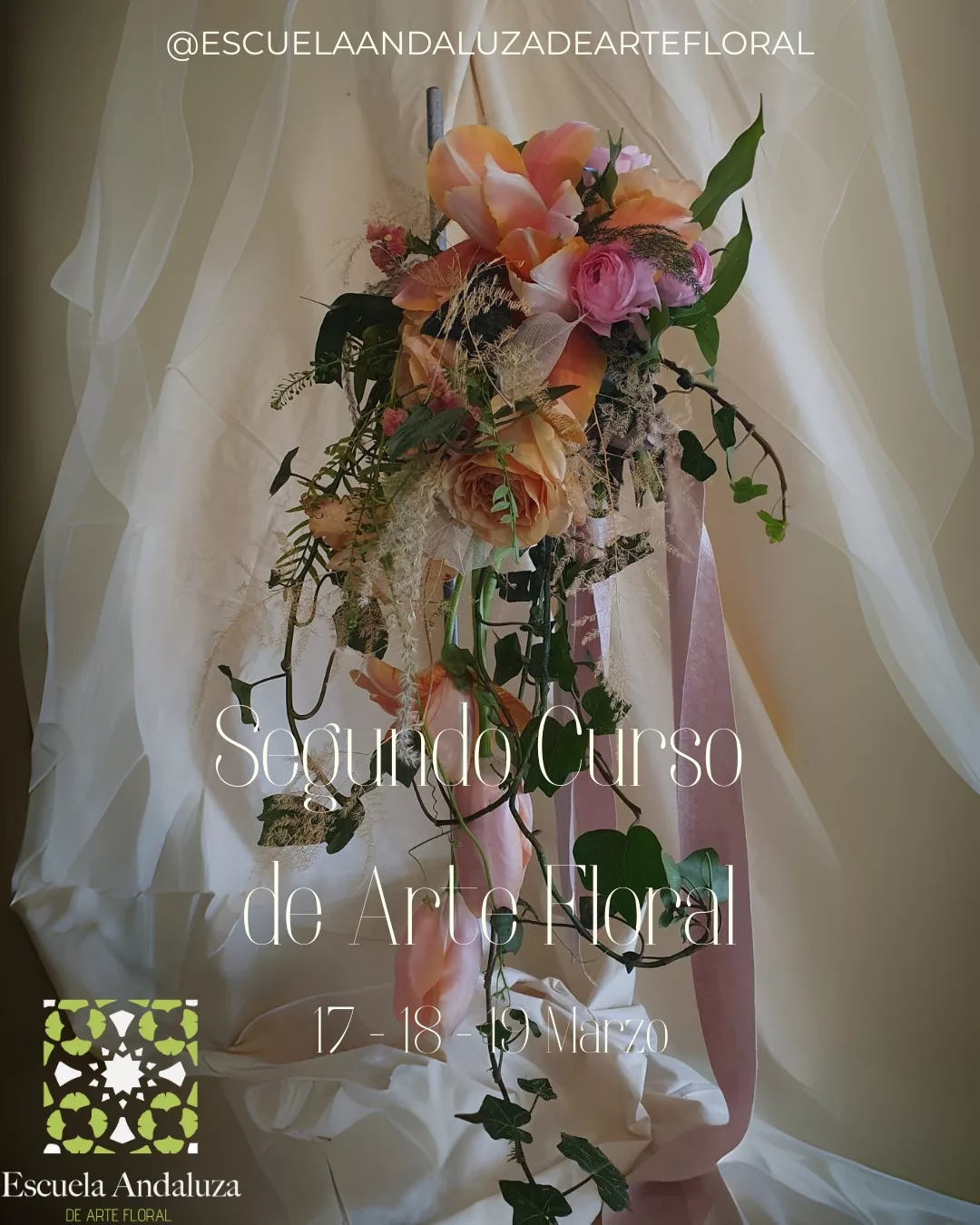 Un elemento decorativo  con la escuela de fondo