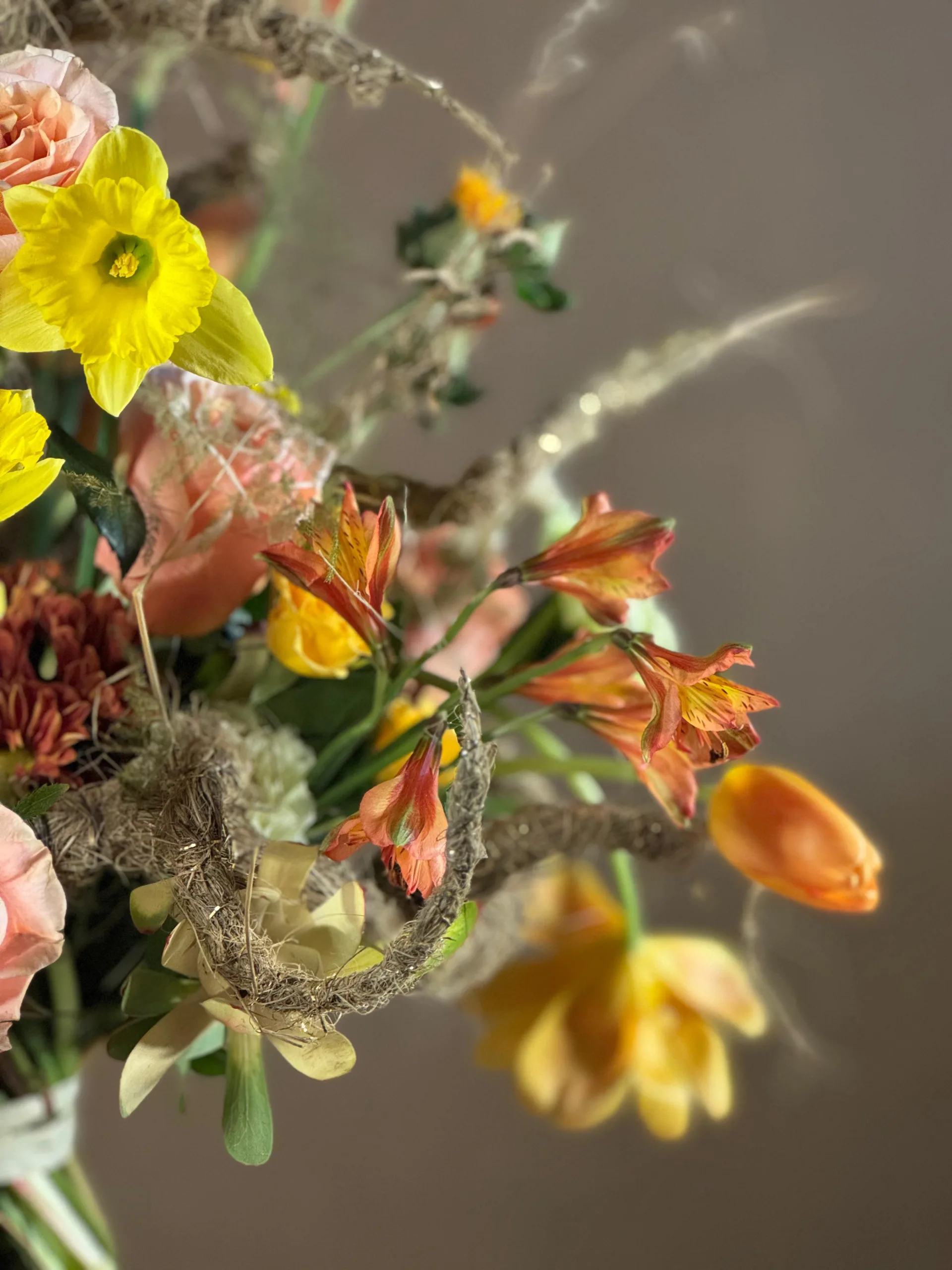 Un florista tocando una rama de eucalipto